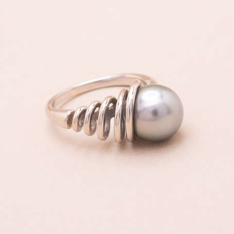 Bague moderniste en or gris 18K (750°/00) sertie 