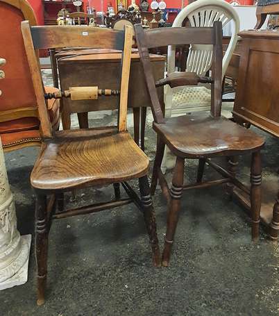 Paire de chaises rustiques en bois teinté.