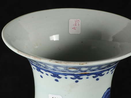 CHINE - Vase en porcelaine à décor d'un paysage 