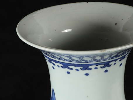 CHINE - Vase en porcelaine à décor d'un paysage 