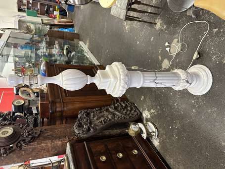 Lampe colonne en albâtre. H. 125 cm.