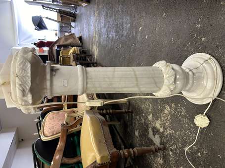 Lampe colonne en albâtre. H. 125 cm.