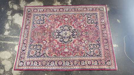 Tapis Bakhtiar à décor floral sur fond rouge. 336 