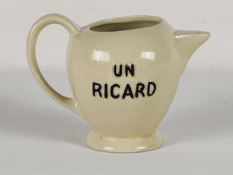 UN RICARD : Pichet en faïence blanche. Tampon en 