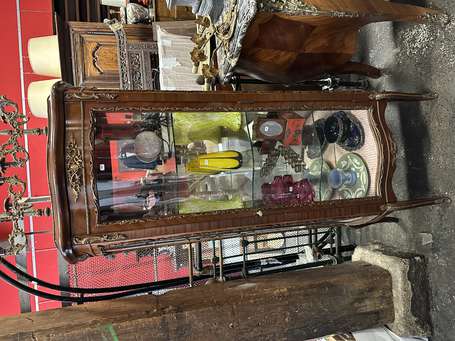 Vitrine en bois de placage et bronze doré de style