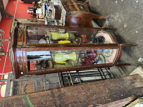 Vitrine en bois de placage et bronze doré de style