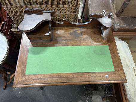 Petit bureau en bois teinté. Style Art nouveau. H.