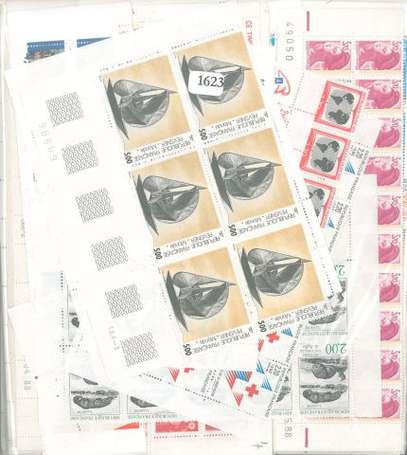 Lot de timbres N** en carnets en francs. Faciale 