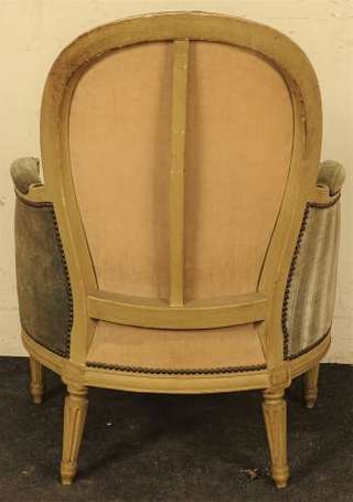 Bergère cabriolet en bois laqué et rechampi gris, 