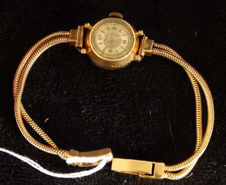 Bracelet montre de dame en or jaune marque Elvia. 