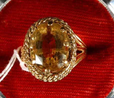 Bague en or jaune ornée d'une citrine (égrisures) 