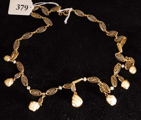 Collier en or jaune fililgrané avec perles d'eau 