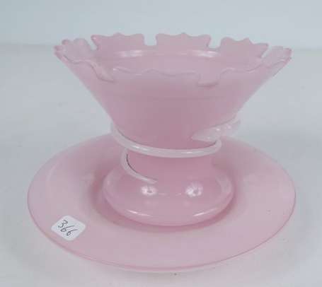 Crachoir en opaline rose, la coupe évasée à l'aile