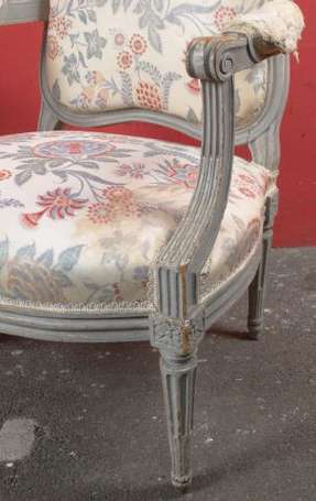 Paire de Fauteuils à la reine et bois mouluré 