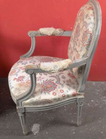 Paire de Fauteuils à la reine et bois mouluré 