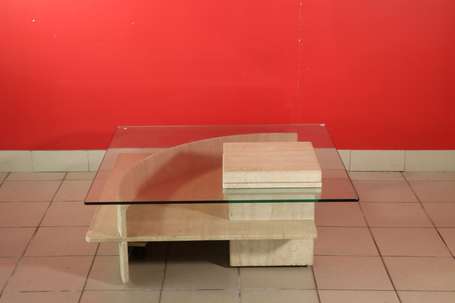 Table basse en travertin, le piètement de forme 