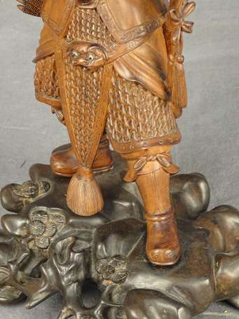 JAPON - Guerrier. Sujet en bois sculpté. H. 25 cm