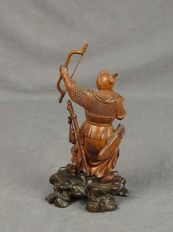 JAPON - Guerrier. Sujet en bois sculpté. H. 25 cm