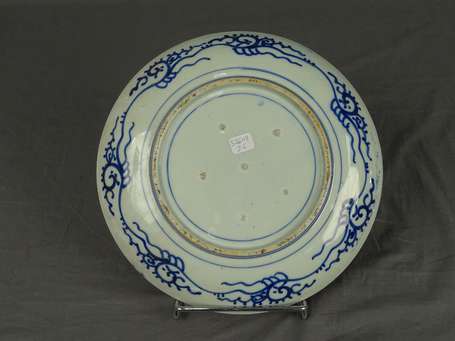 CHINE - Plat en porcelaine à décor de fleurs en 