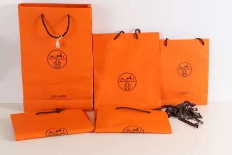 HERMES - Cinq sacs de papier orange à la marque.