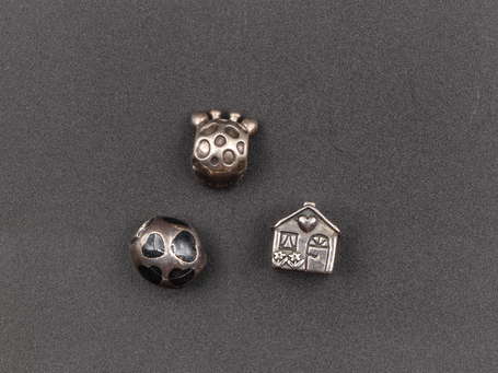 PANDORA - Trois charm's en argent. Poids : 12,23 g