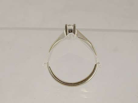 Bague en or gris 18 K (750°/°°) montée d'un 