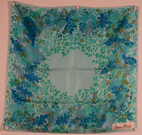 Foulard Nina Ricci en soie  motif de fleurs sur 