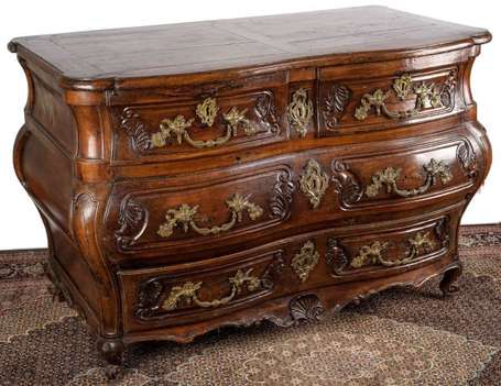 Commode tombeau en noyer, elle ouvre par quatre 