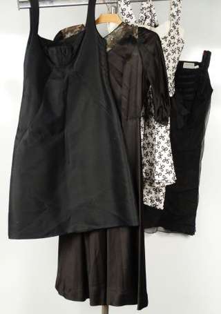 Lot de 3 robes noires et un manteau en satin, le 