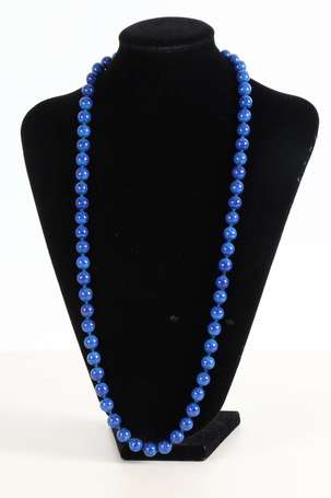 Collier de perles de lapis lazuli. L. environ 72 