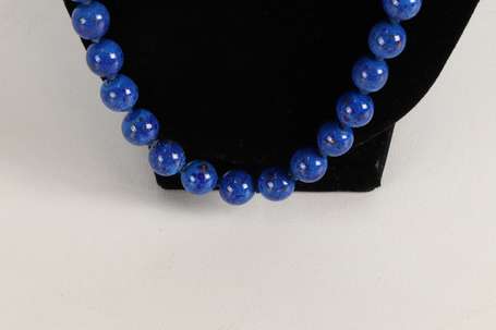 Collier de perles de lapis lazuli. L. environ 72 