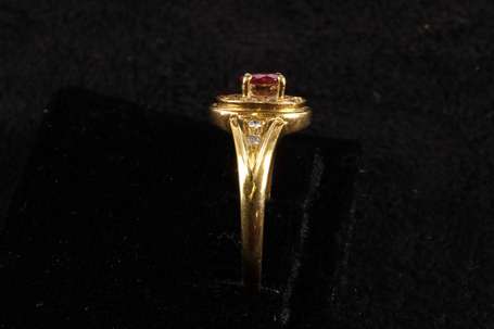 Bague en or jaune 18K (750°/00) sertie d'un petit 