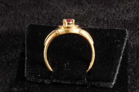 Bague en or jaune 18K (750°/00) sertie d'un petit 