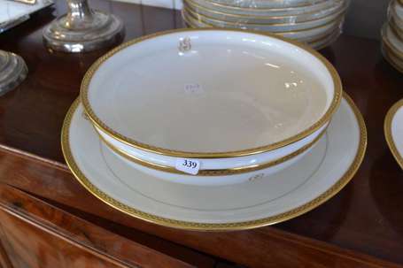 Service de table en porcelaine, l'aile soulignée 