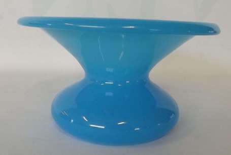 Crachoir en opaline bleu ciel, Charle X D. 22,5cm