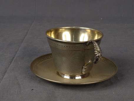 Tasse et sous-tasse en argent, le fond guilloché, 