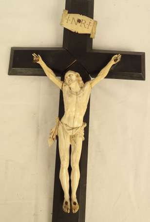 Crucifix en bois noirci, le christ dit janséniste 