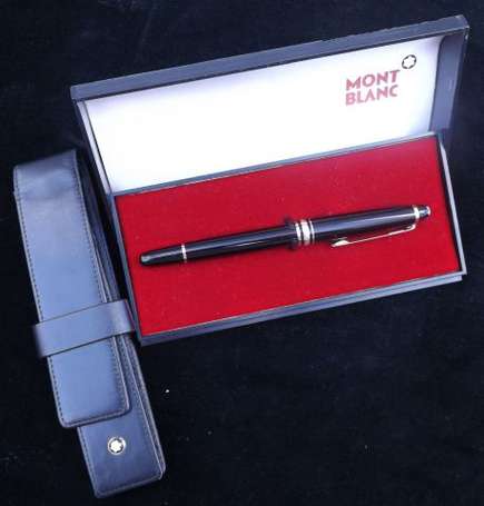 Stylo à bille Montblanc, avec un étui cuir.