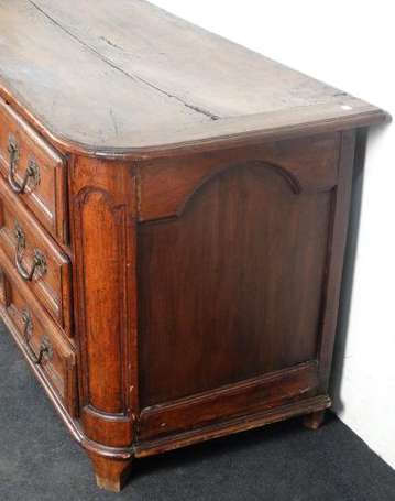 Commode en bois fruitier mouluré ouvrant par trois