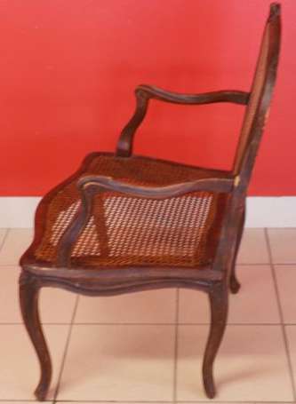 Fauteuil canné en bois naturel mouluré et sculpté 