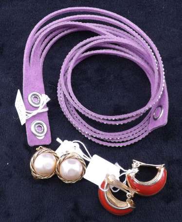 Paire de boucles d'oreilles Lanvin rouge et or, et