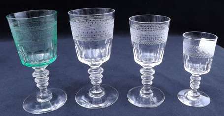 Lot de 28 verres en cristal du Val Saint Lambert  