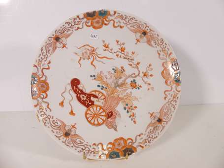 JAPON - Plat en porcelaine à décor polychrome d'un