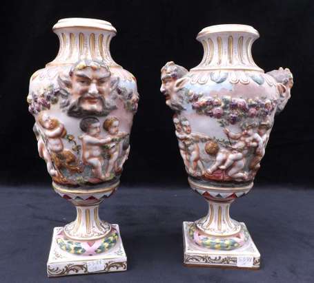 Paire de vases en porcelaine polychrome de forme 