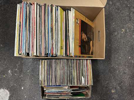 Lot de disques vinyles 45 Tours et 33 Tours.