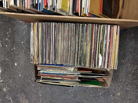 Lot de disques vinyles 45 Tours et 33 Tours.