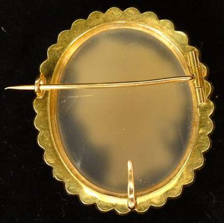 Broche en or jaune 18K (750°/00) ornée d'un camée 