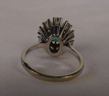 Bague marguerite en or gris 18K (750°/00) sertie 