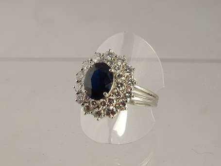 Bague en platine sertie d'un saphir ovale (2 ct 