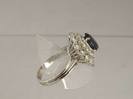 Bague en platine sertie d'un saphir ovale (2 ct 